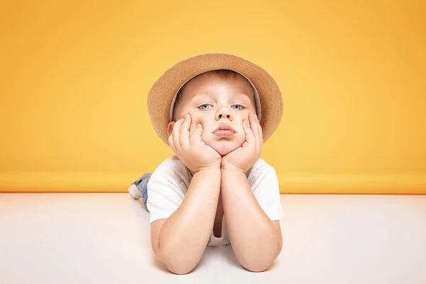 Liten pojke i sommarhatt. — Stockfoto