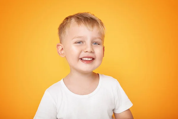 Ευτυχισμένο παιδί χαμογελά στην κάμερα. — Φωτογραφία Αρχείου