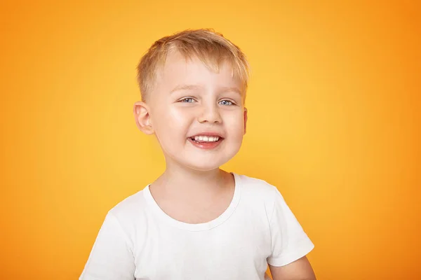 Ragazzo felice sorridente alla macchina fotografica . — Foto Stock