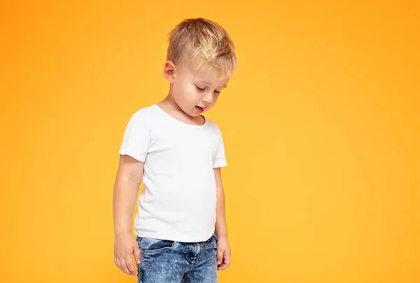 Модний маленький хлопчик позує в джинсах . — стокове фото