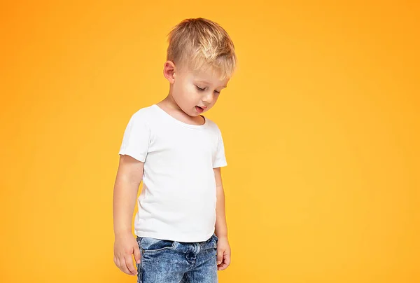 Menino elegante posando em jeans . — Fotografia de Stock