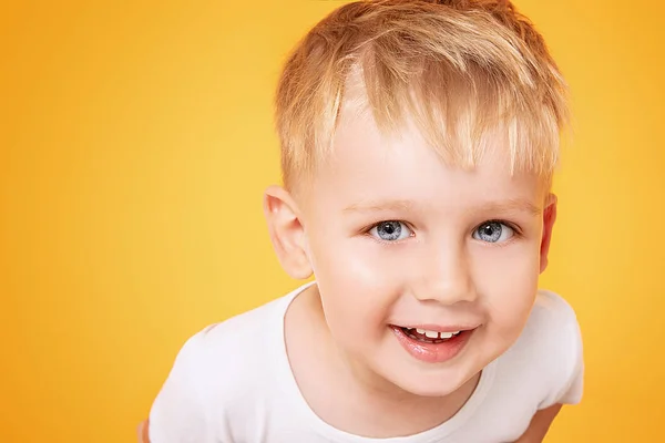 Ragazzo felice sorridente alla macchina fotografica . — Foto Stock