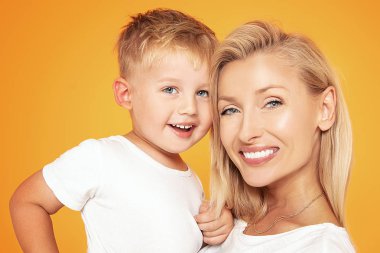 Küçük çocuklu anne birlikte eğleniyor.