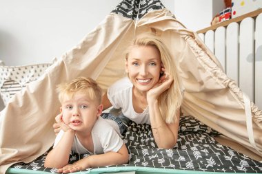 Küçük çocuk annemle oynuyor.