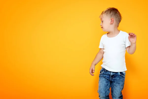 Niño de moda posando en jeans . — Foto de Stock