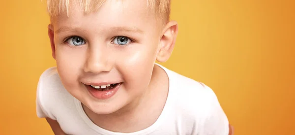 Happy Kid leende till kameran. — Stockfoto