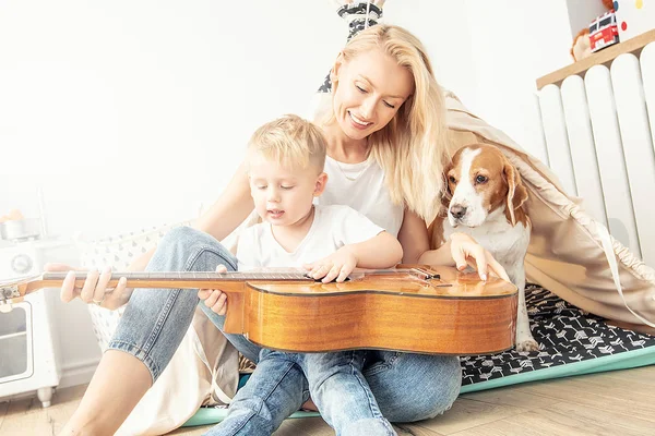 Kleiner Junge spielt mit Mama auf der Gitarre . — Stockfoto