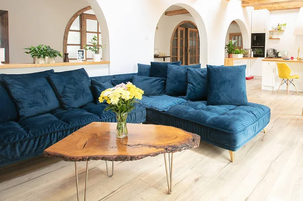 Hermoso salón con cocina pequeña . — Foto de Stock