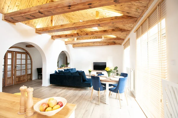 Hermoso salón con cocina pequeña . — Foto de Stock