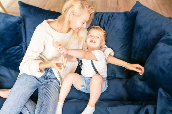 Mutter mit kleinem Jungen hat Spaß zusammen. — Stockfoto