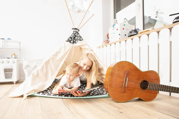 Mutter Und Kind Spielen Kinderzimmer Lesen Buch Freizeit Hause Familienglück — Stockfoto