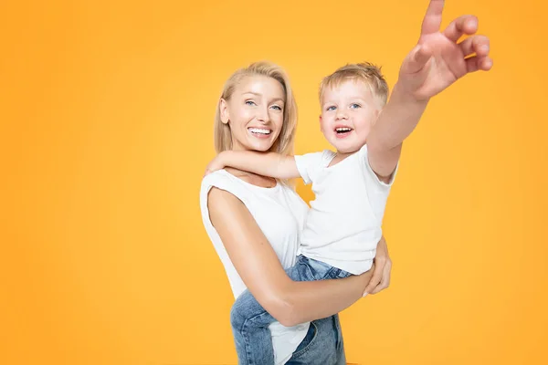 Mãe com o menino se divertindo juntos . — Fotografia de Stock