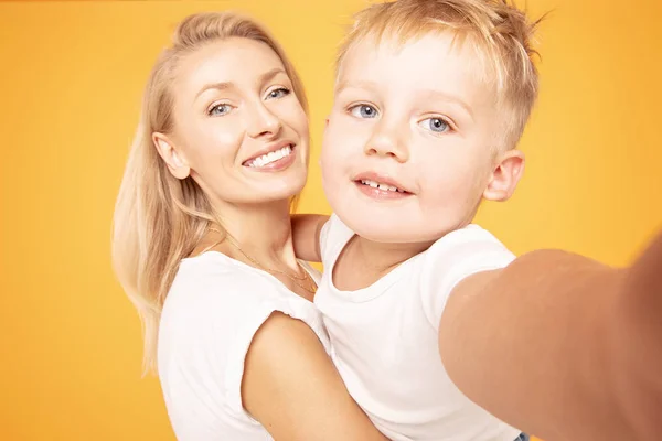 Mãe com o menino se divertindo juntos . — Fotografia de Stock