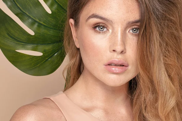 Beauty girl with freckles. — Stock Photo, Image