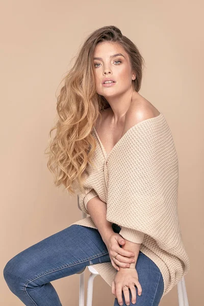 Fashion foto van vrouw met sproeten en lang haar. — Stockfoto