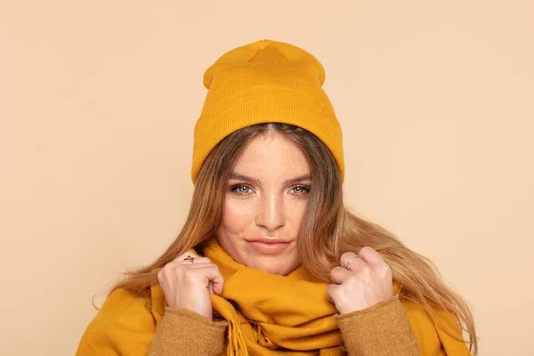 Modna dziewczyna w jesiennej żółtej czapce. — Zdjęcie stockowe
