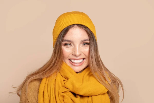 Chica sonriente de moda en otoño gorra amarilla . —  Fotos de Stock
