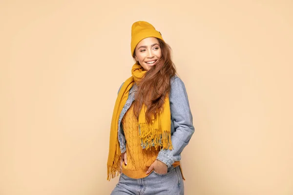 Chica feliz en la gorra de otoño y bufanda . — Foto de Stock