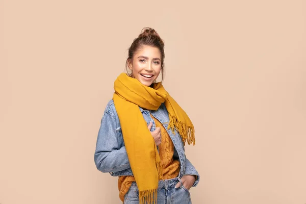 Chica feliz en otoño bufanda amarilla . —  Fotos de Stock
