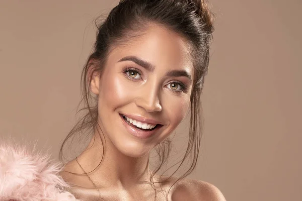 Retrato de beleza sorridente jovem mulher . — Fotografia de Stock