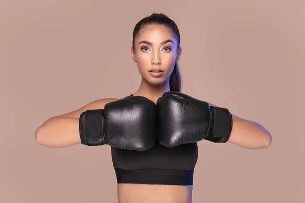 Mujer sexy en guantes de boxeo . — Foto de Stock