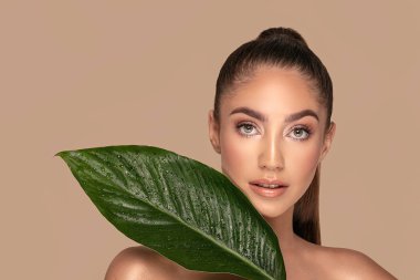 Yeşil yapraklı doğal güzellik.