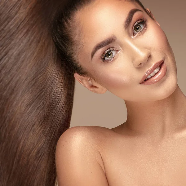 Menina bonita com cabelo longo e saudável . — Fotografia de Stock