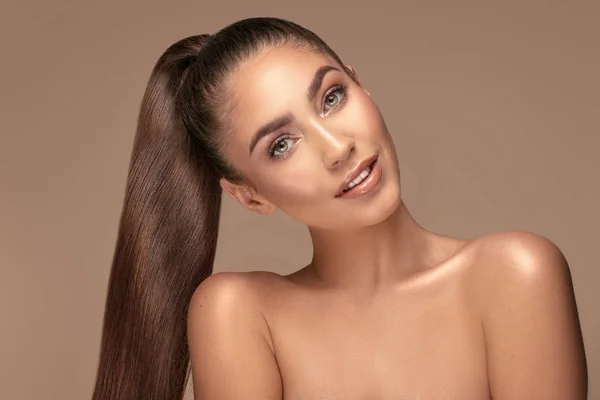 Menina bonita com cabelo longo e saudável . — Fotografia de Stock