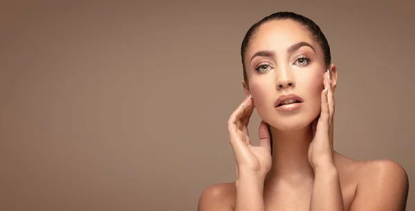 Retrato de belleza de una joven morena . — Foto de Stock