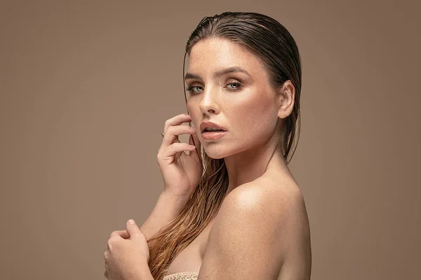 Natural woman with wet hair and freckles. — Stock Photo, Image