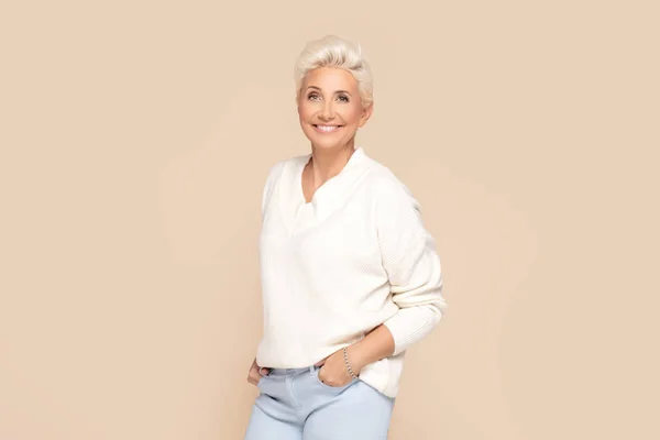Lachende volwassen dame in witte trui. — Stockfoto