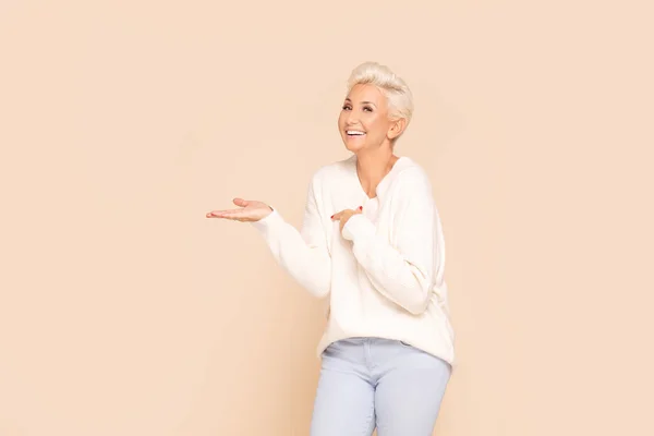 Sorrindo senhora adulta em camisola acolhedora . — Fotografia de Stock