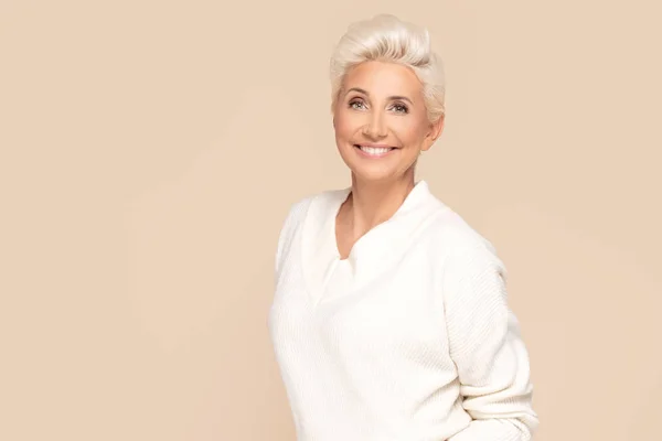 Sorrindo senhora adulta em camisola branca . — Fotografia de Stock