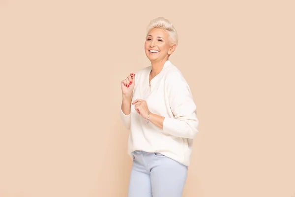 Sorrindo senhora adulta em camisola acolhedora . — Fotografia de Stock