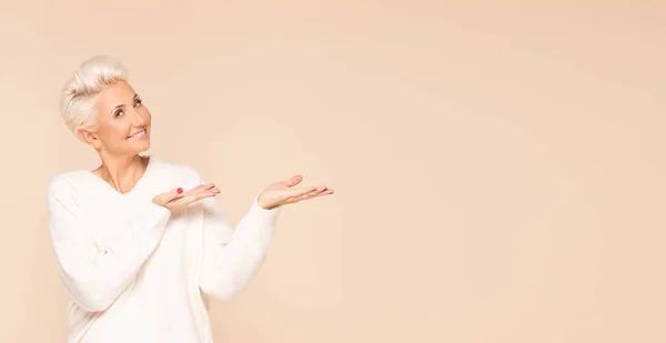 Sorrindo senhora adulta em camisola acolhedora . — Fotografia de Stock