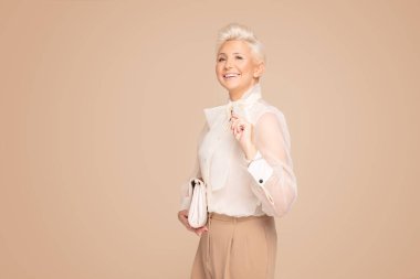 Zarif yetişkin sarışın bayanın moda portresi..