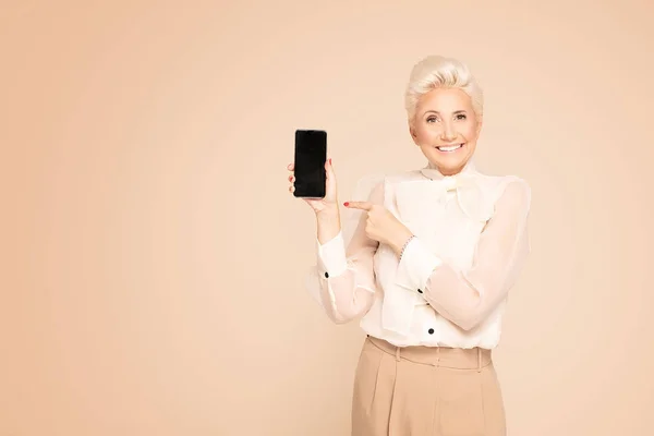 Lächelnde erwachsene Frau mit Handy. — Stockfoto