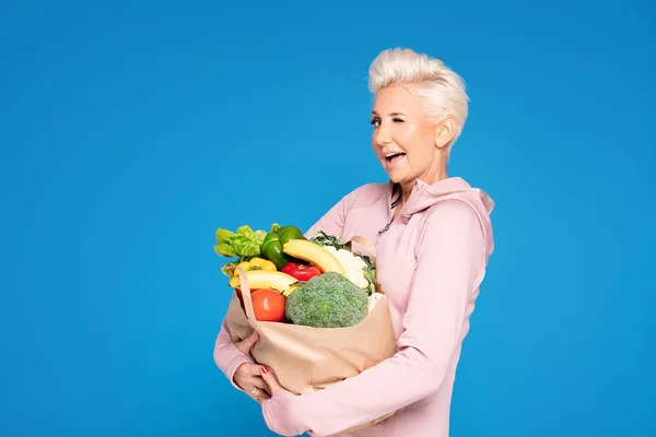Γυναίκα που κρατά την τσάντα για ψώνια με υγιεινά τρόφιμα. — Φωτογραφία Αρχείου