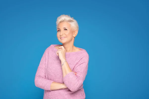 Middelbare leeftijd vrouw poseren in studio. — Stockfoto