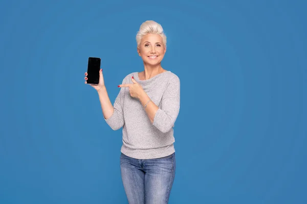 Lächelnde erwachsene Frau mit Handy. — Stockfoto