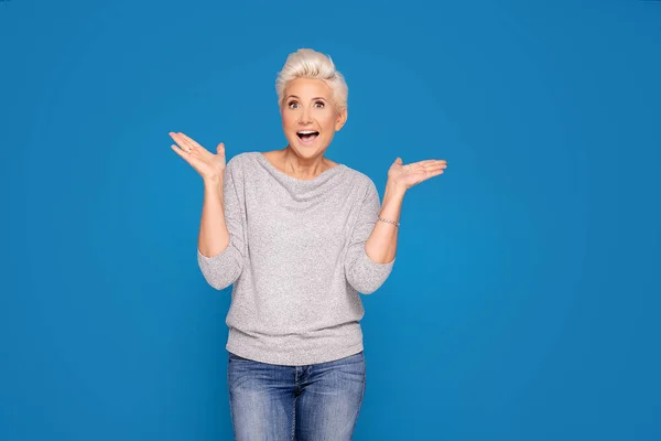 Frau mittleren Alters posiert im Studio. — Stockfoto