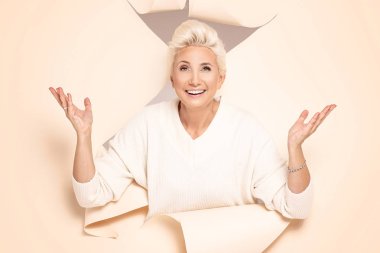 Yaşlı kadın oyuncu duygular sevinç gösterilen.