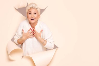 Yaşlı kadın oyuncu duygular sevinç gösterilen.