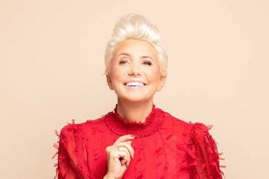 Kırmızı tişörtlü zarif yetişkin bayan..