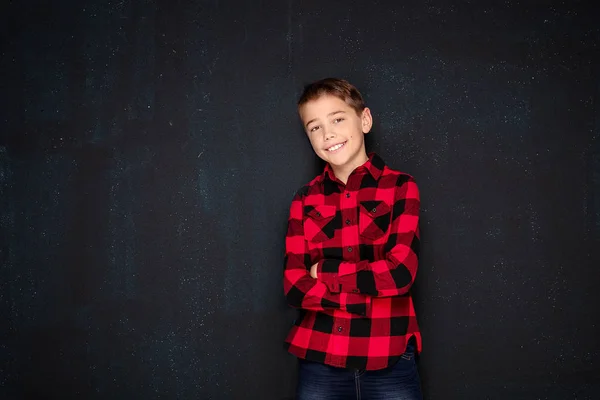 Adolescente menino em xadrez camisa sobre preto giz bordo . — Fotografia de Stock