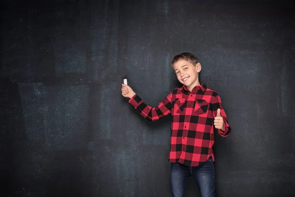 Хлопчик-підліток у картатій сорочці над чорною крейдою . — стокове фото