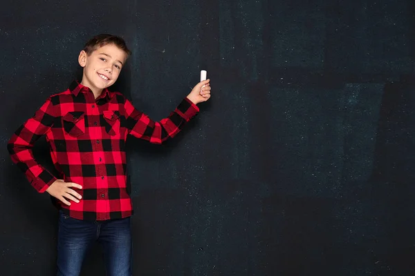Хлопчик-підліток у картатій сорочці над чорною крейдою . — стокове фото