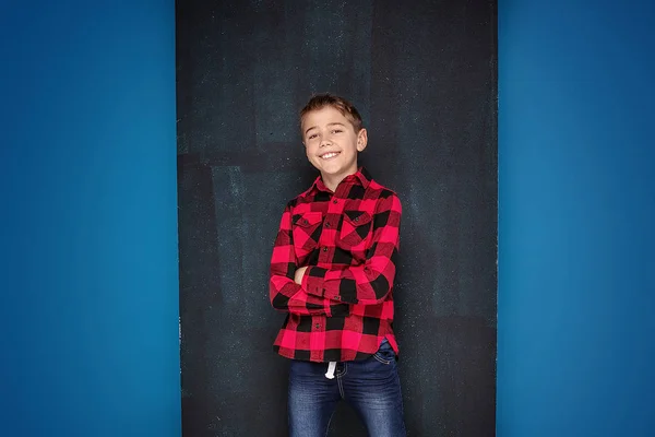 Adolescente menino em xadrez camisa sobre preto giz bordo . — Fotografia de Stock