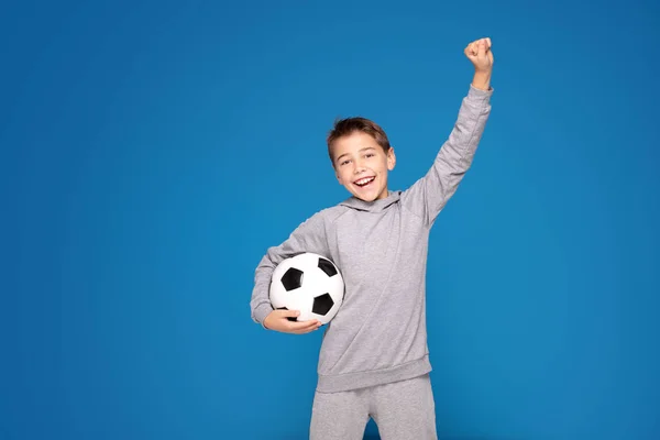 Chłopiec jako piłkarz lub piłkarz z piłką . — Zdjęcie stockowe