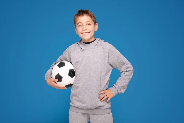 Pojke som fotboll eller fotbollsspelare med bollen . — Stockfoto